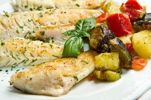 Iganädalane madala süsivesikute sisaldusega menüü sisaldab baklažaani ja tomatitega küpsetatud turska. 
